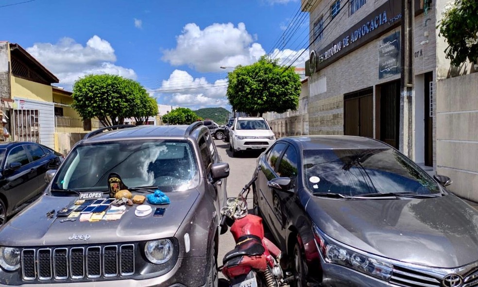 Corolla com queixa de roubo, maconha, balanças de precisão, embalagens plásticas e celulares foram apreendidos em operação no Sertão de Alagoas — Foto: Ascom/SSP-AL