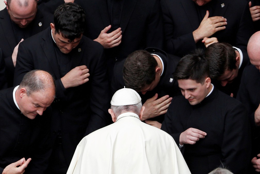 30 de setembro - Papa Francisco se encontra com membros do clero após sua audiência geral semanal no pátio de San Damaso, no Vaticano — Foto: Yara Nardi/Reuters
