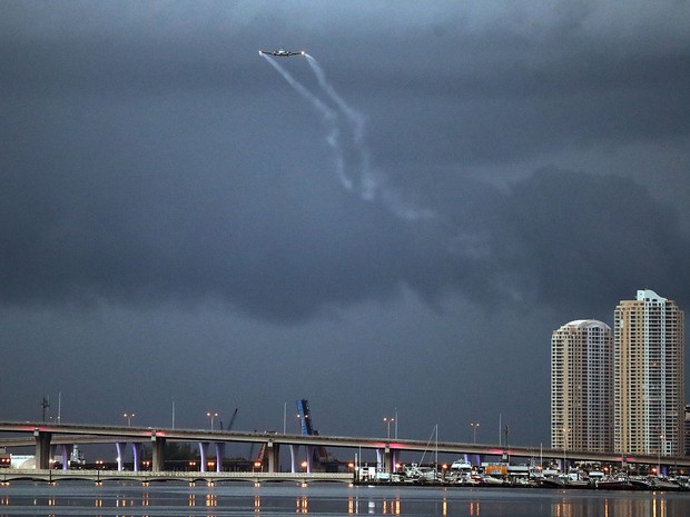 Foto de 12 de agosto mostra avião fumigando bairro de Wynwood, em Miami, na Flórida (Foto: Joe Raedle/Getty Images North America/AFP)