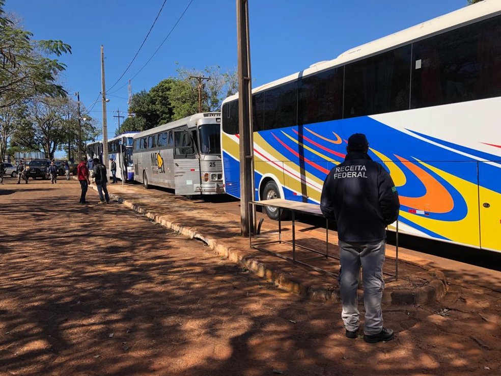 Em um dia de operaÃ§Ã£o foram retidos 19 Ã´nibus de turismo carregados com mercadorias contrabandeadas â Foto: Receita Federal/DivulgaÃ§Ã£o