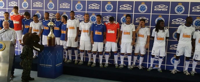 Cruzeiro pode ter novo fornecedor de uniforme e já negocia patrocínio