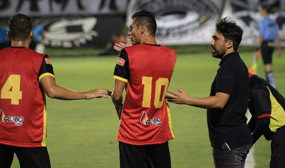 Luizinho Lopes se mostra preocupado com lesão de Tiago Lima (com a camisa 10) (Foto: Fabiano de Oliveira/GloboEsporte.com)
