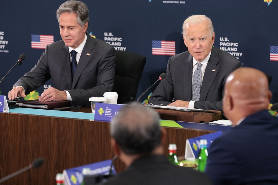 Presidente dos Estados Unidos, Joe Biden, ao lado do secretário de Estado, Antony Blinken, em cúpula para as nações do Pacífico em Washington