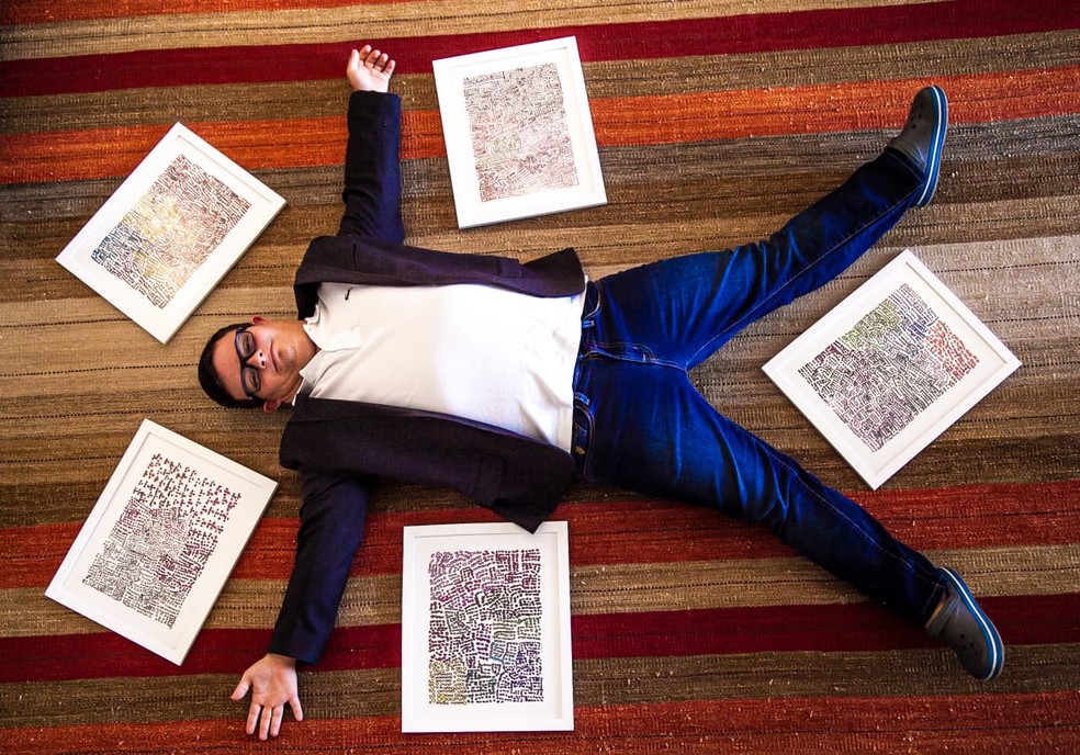Artista com síndrome de Down expõe pinturas em telas.  — Foto: Pedro Lehner