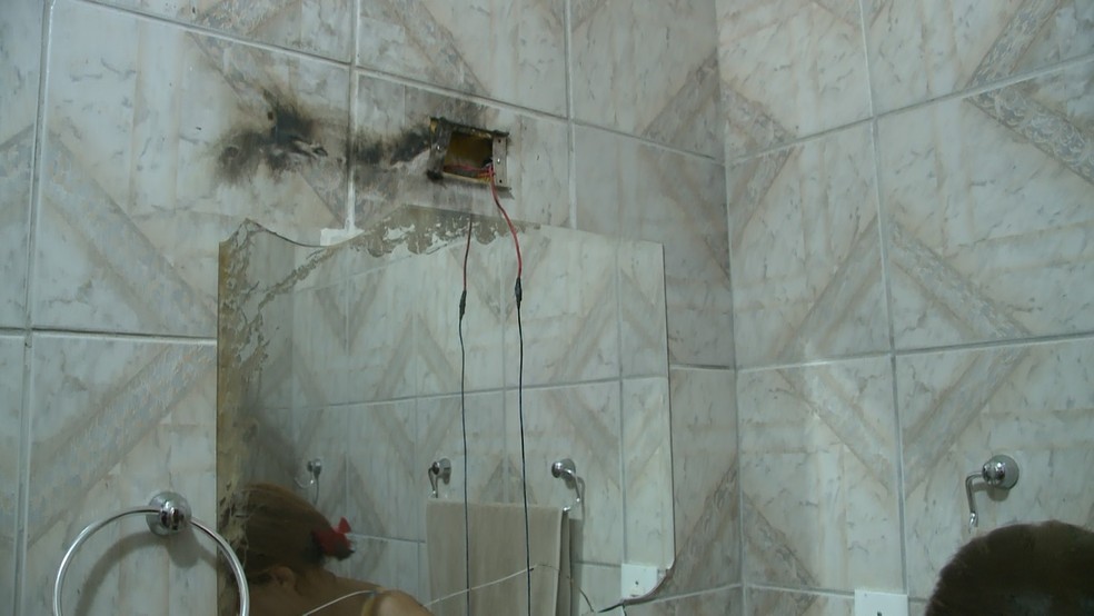 ApÃ³s ser atingida por raio, equipamento eletrÃ´nicos queimaram em casa na cidade de Sousa, na ParaÃ­ba â Foto: Beto Silva/TV ParaÃ­ba 