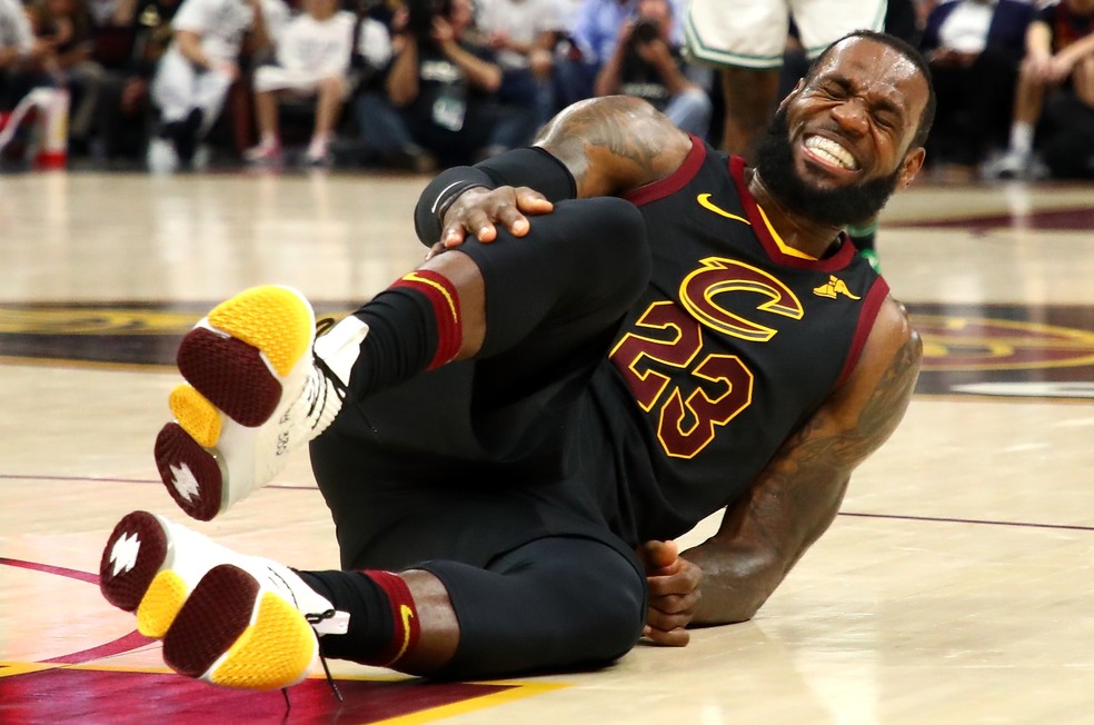 LeBron James sentiu o joelho na temporada passada, mas no necessitou de cirurgia  Foto: Getty Images/Gregory Shamus