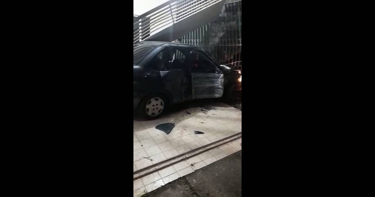 Motorista sem CNH perde controle de carro e invade casa no Centro de Macapá