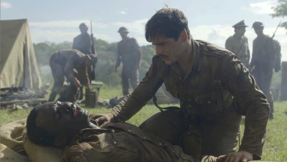 Alfredo (Nicolas Prattes) socorre Tião (Izak Dahora) às pressas em 'Éramos Seis' — Foto: Globo