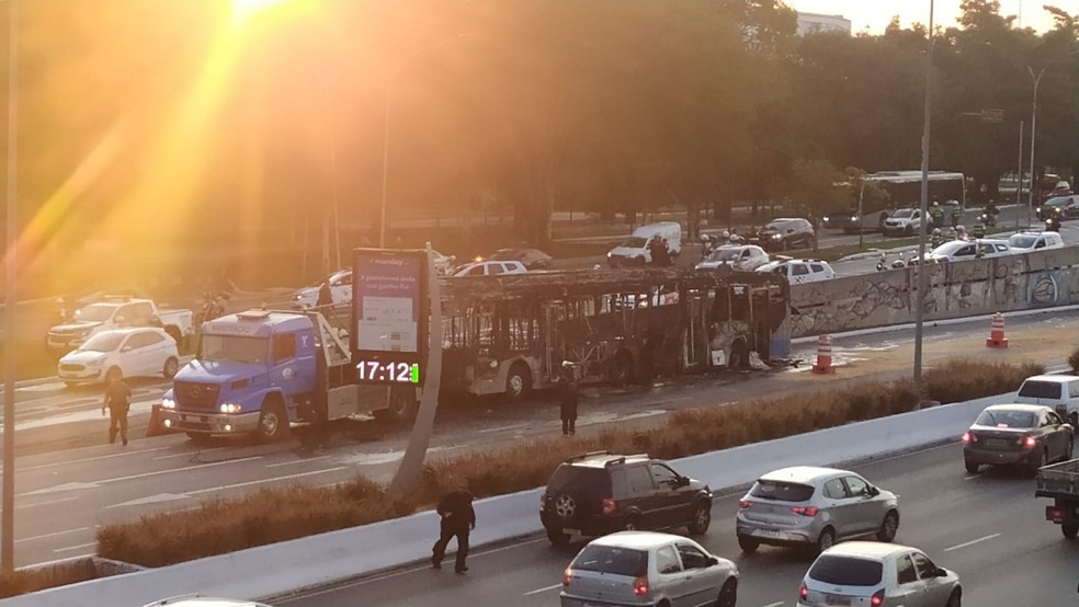 Ônibus pega fogo na região do Ibirapuera — Foto: Vitor Sorano/g1