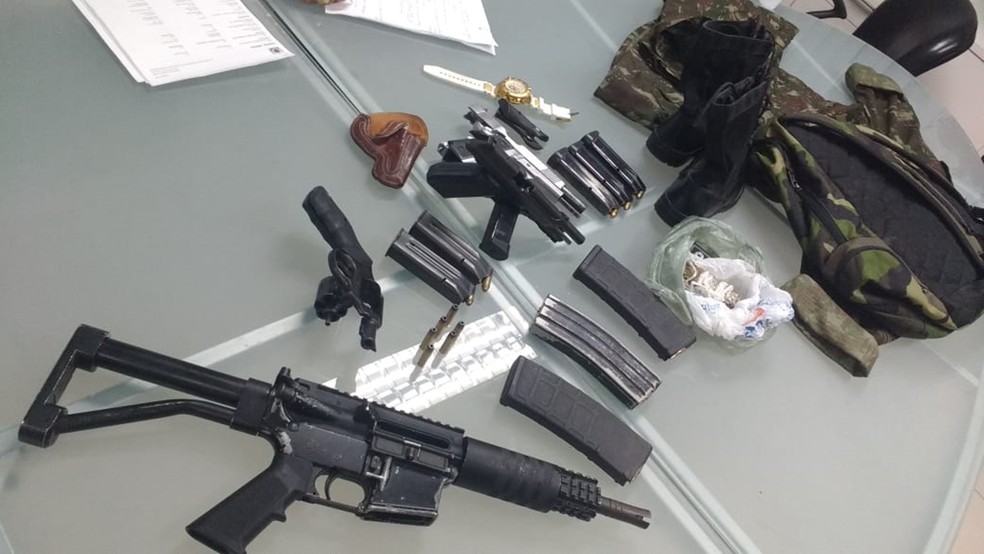 Armas foram apreendidas com grupo que teria ajudado detentos a fugirem de presídio de segurança máxima, em João Pessoa — Foto: Polícia Militar/Divulgação