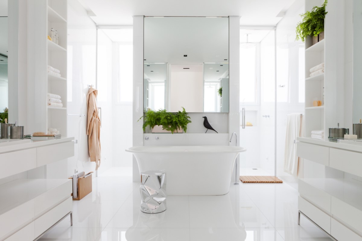 Banheiro branco com decoração clean. Projeto Diego Revollo. (Foto: Divulgação)
