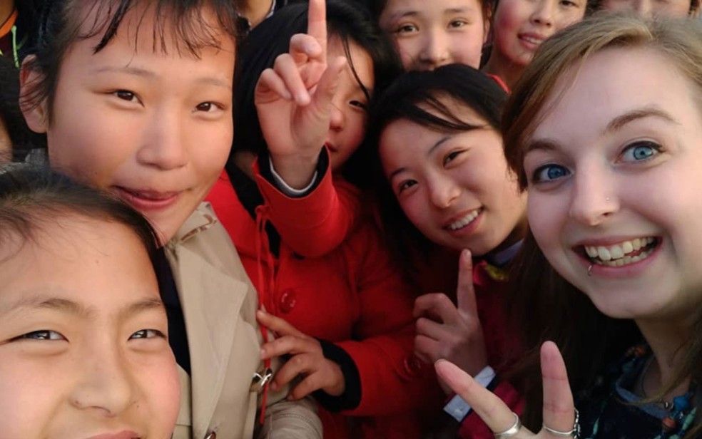 Zoe Stephens em selfie com jovens norte-coreanos — Foto: Reprodução/Instagram/Zoe Stephens