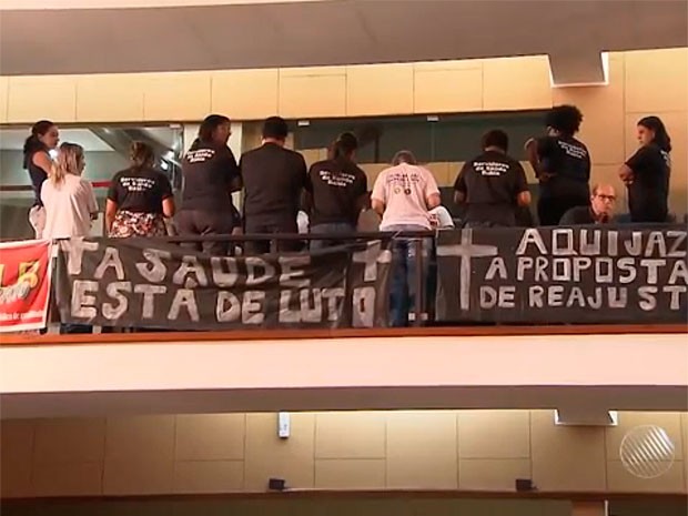 Em protesto, servidores viraram as costas para deputados (Foto: Reprodução/TV Bahia)