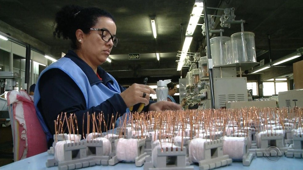 Linha de produção em fábrica de Caxias do Sul (RS) (Foto: Reprodução/RBS TV)