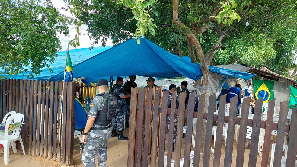 Homens da PM e da Força Nacional começaram a desmontar acampamento golpista no Acre — Foto: Rede Amazônica Acre