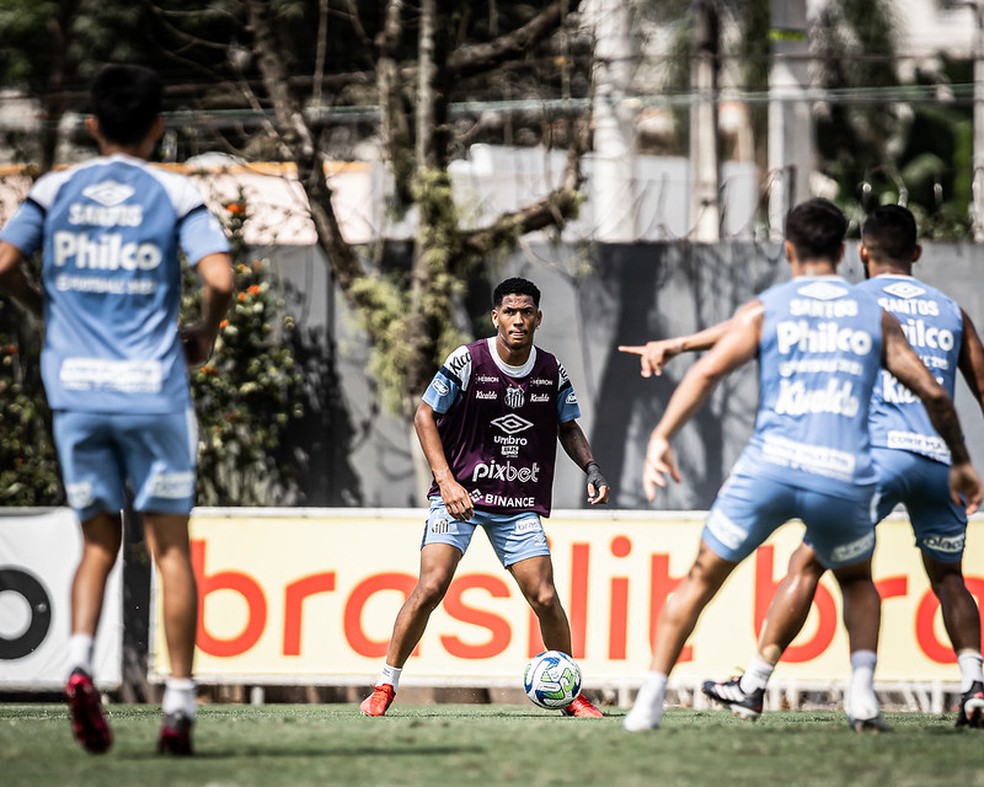 Ângelo durante treino do Santos — Foto: Raul Baretta/ Santos FC