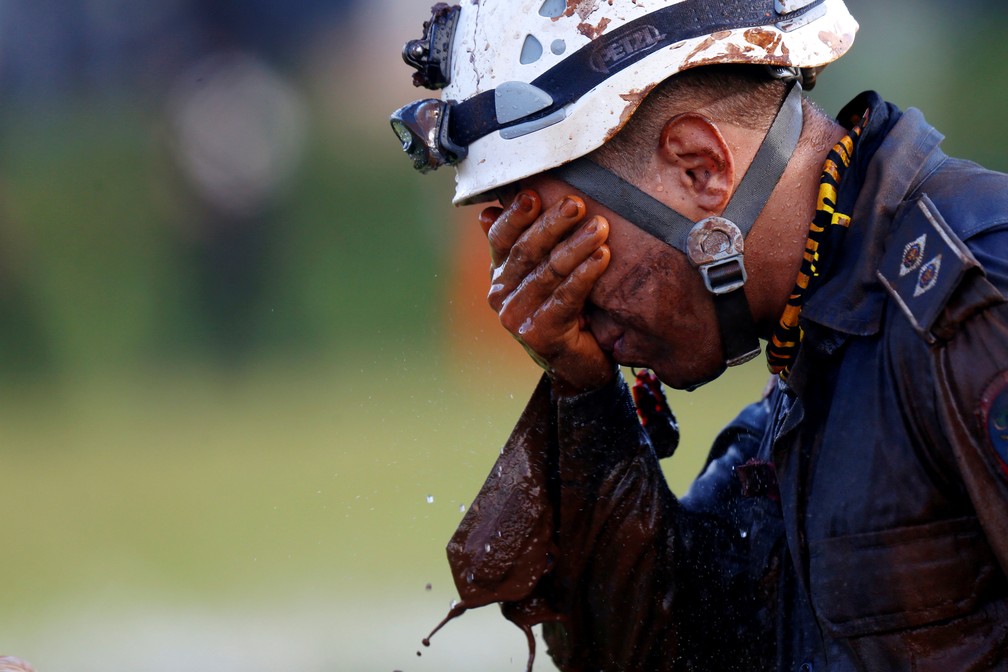 Bombeiro chega de missão de resgate de sobreviventes do rompimento de barragem em Brumadinho, Minas Gerais — Foto: Adriano Machado/Reuters