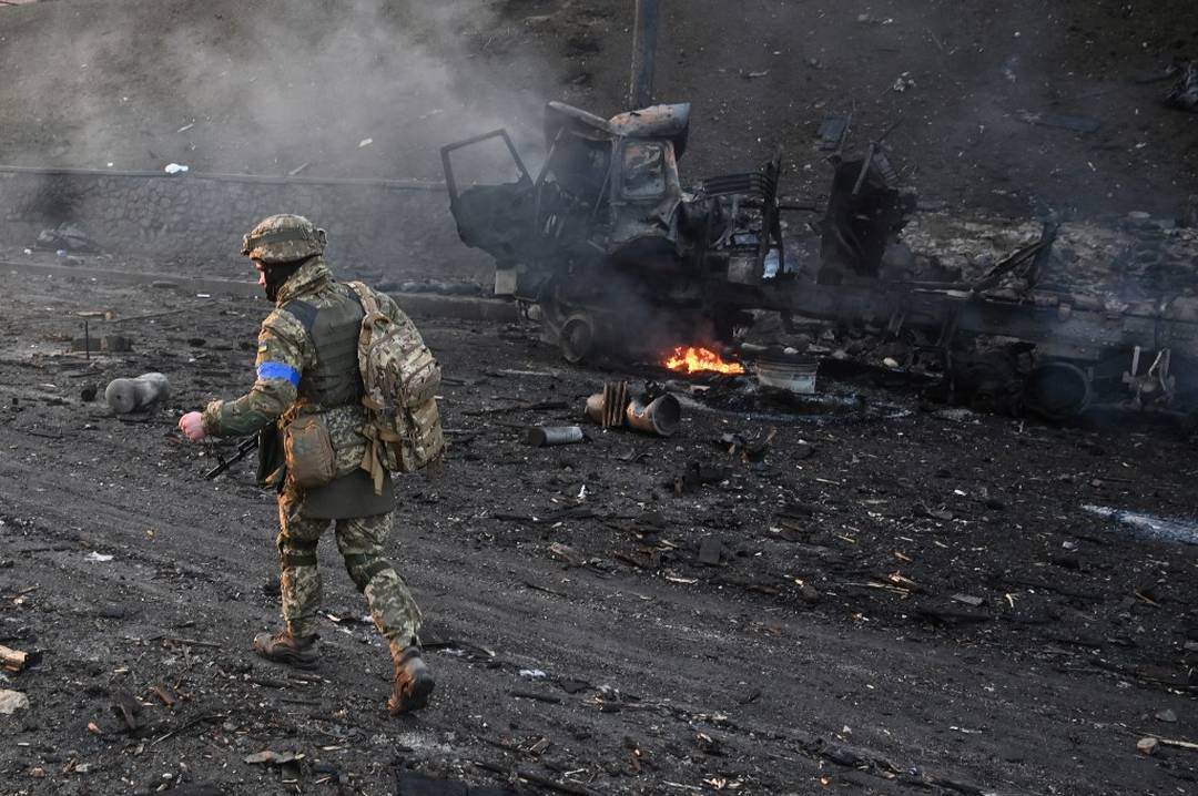 Militares ucranianos procuram bombas no detonadas depois de uma batalha com russos em Kiev, em 26 de fevereiro de 2022
