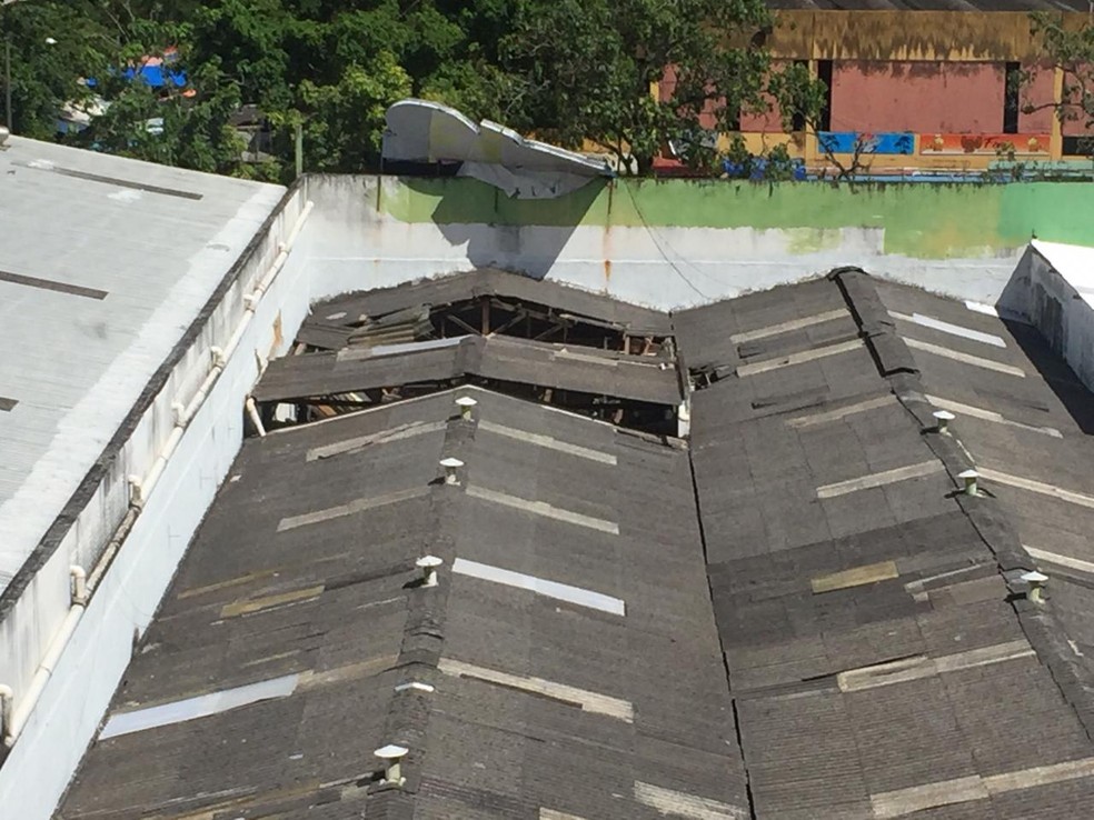 Parte do teto desabou em supermercado no sul da Bahia — Foto: Izabella Freitas/TV Santa Cruz