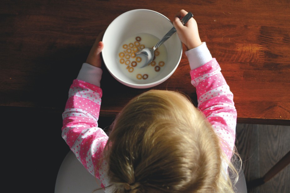 Não pular o café da manhã e realizar a refeição em casa são fatores ligados a uma melhora da saúde psicossocial de crianças e adolescentes, mostra estudo.