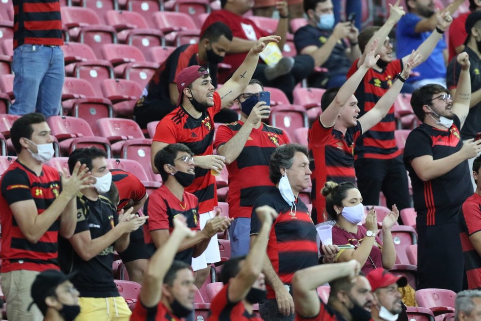 Torcida do Sport na Arena de Pernambuco, na volta do público aos estádios — Foto: Marlon Costa / Pernambuco Press