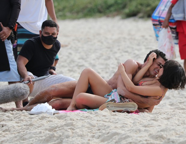 Cauã Reymond e Andréia Horta participam de cenas na praia do Grumari, no Rio (Foto: AgNews)