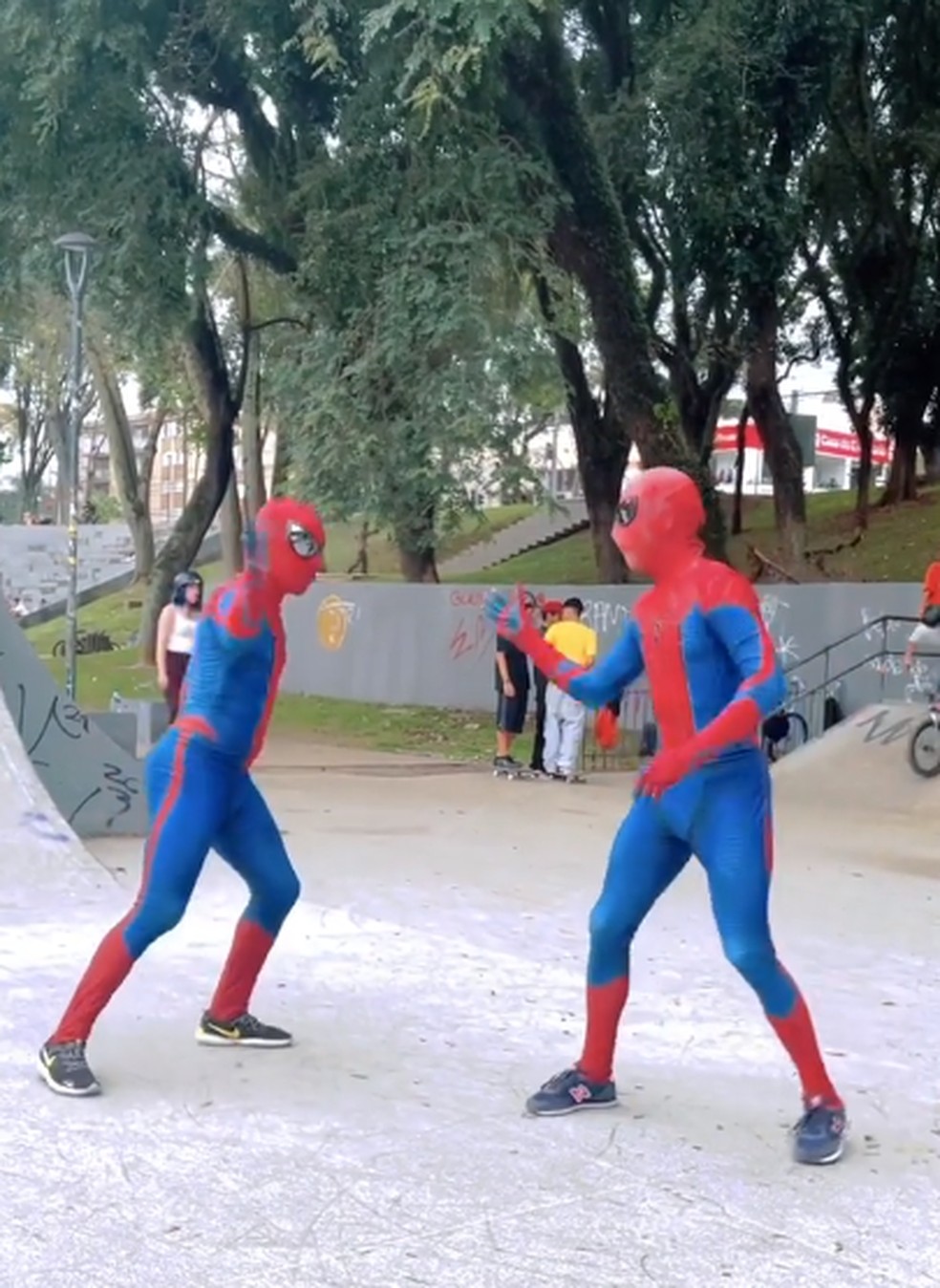 Spider Britto e Spider Russo gravam, fantasiados, vídeos em locais públicos de Curitiba — Foto: Arquivo pessoal/Rafael Britto