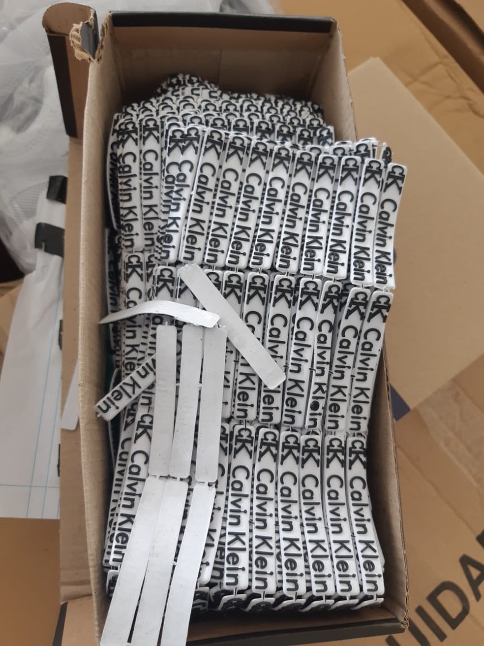 Cerca de 20 mil etiquetas falsificadas foram apreendidas na BR-423, em Canapi, AL — Foto: Ascom / PRF