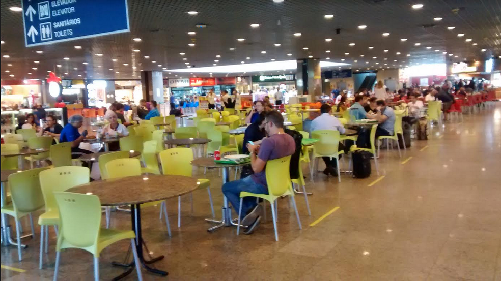 Muitos passageiros evitam comer nas lanchonetes e restaurantes do Aeroporto de Fortaleza. Os preÃ§os nÃ£o sÃ£o nada convidativos (Foto: Gioras Xerez/G1 CearÃ¡)