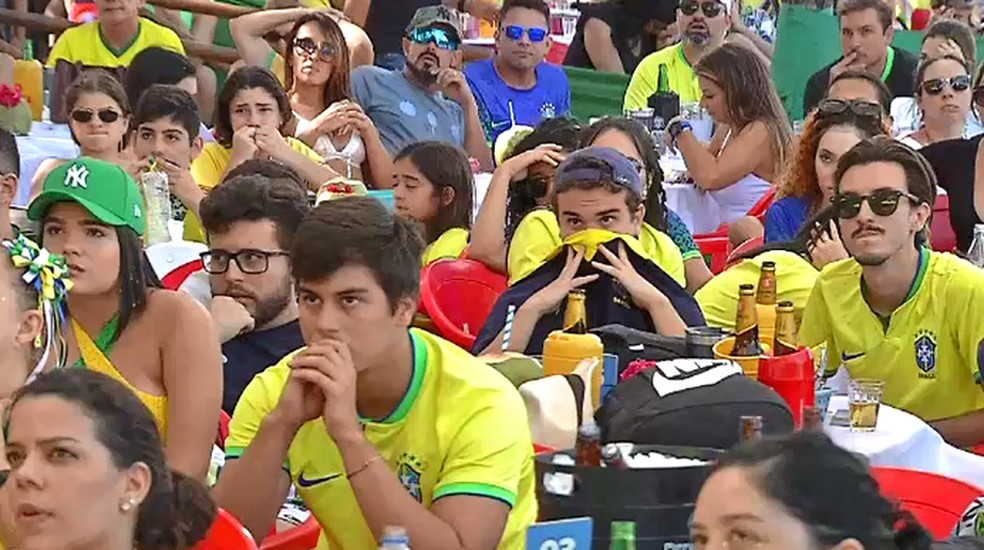 Torcida em praia de Fortaleza no jogo entre Brasil e Croácia. — Foto: Reprodução/TV Verdes Mares