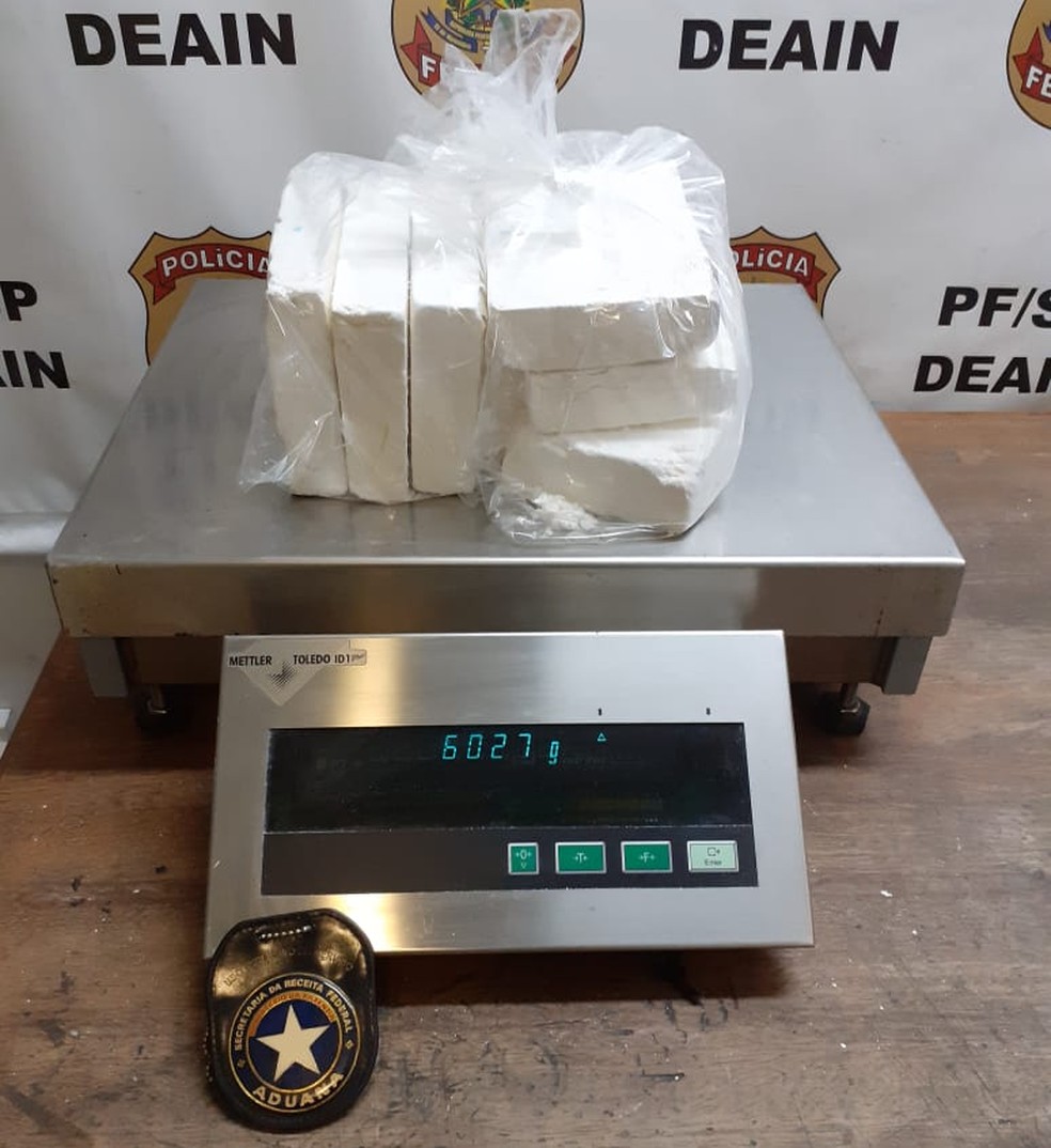 Cinco passageiros são presos com 23 kg de cocaína no Aeroporto Internacional de SP. — Foto: Polícia Federal