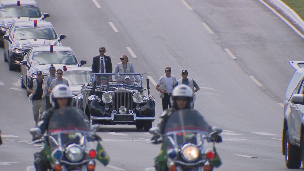 Em ensaio feito no último domingo (23), figurantes simularam no Rolls-Royce da Presidência o trajeto que será feito por Jair Bolsonaro pela Esplanada dos Ministérios na cerimônia de posse — Foto: TV Globo/Reprodução