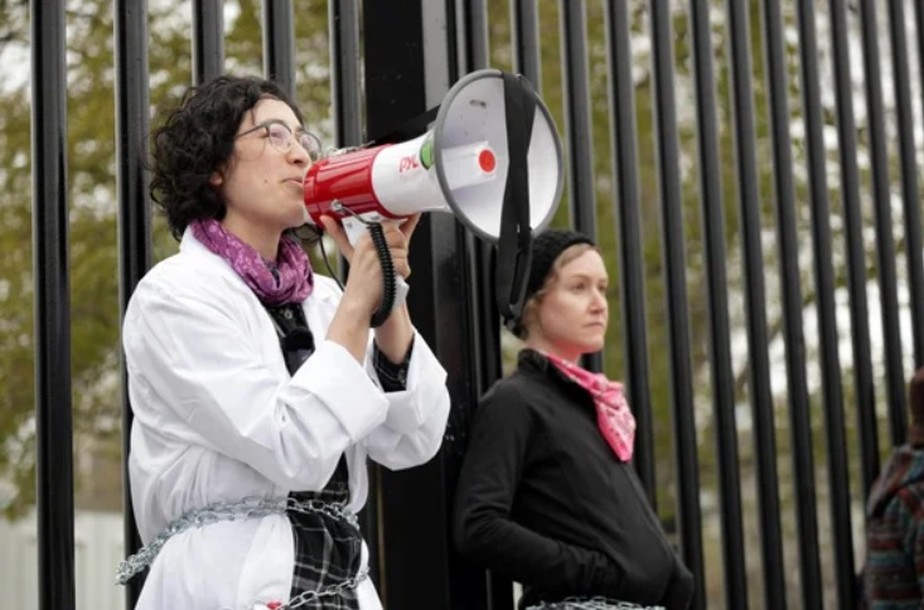 Cientista do clima Rose Abramoff em um protesto na Casa Branca em 6 de abril