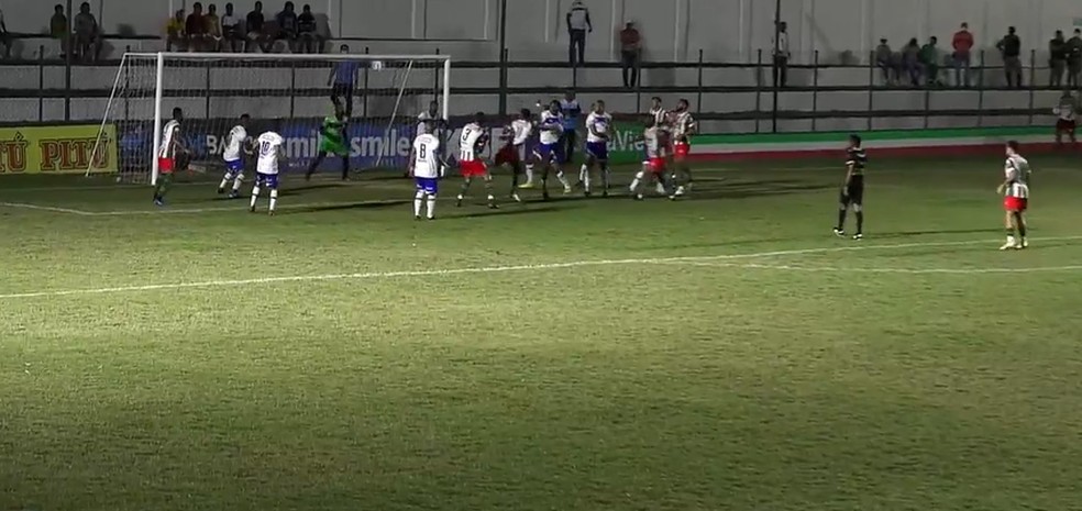 Didinho, de cabeça, marca para o CSE contra o Jaciobá — Foto: Reprodução FAFTV/Eleven