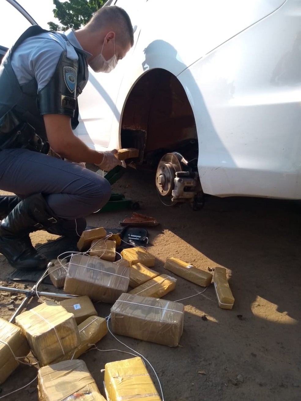 Polícia encontrou tabletes de pasta base de cocaína em lataria de veículo — Foto: Polícia Militar Rodoviária/Divulgação