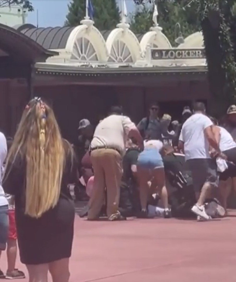 Disputa por foto leva a pancadaria entre duas famílias na Disney World — Foto: Reprodução