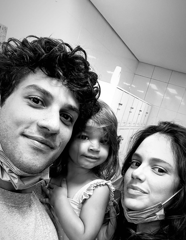 Chay e Laura Neiva coma  filha, Maria (Foto: Reprodução/Instagram)