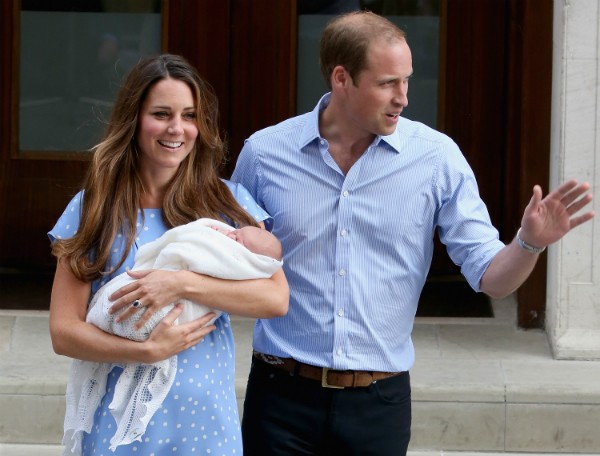 Kate Middleton e o príncipe William deixam o hospital após o nascimento de George (Foto: Chris Jackson / Getty Images)