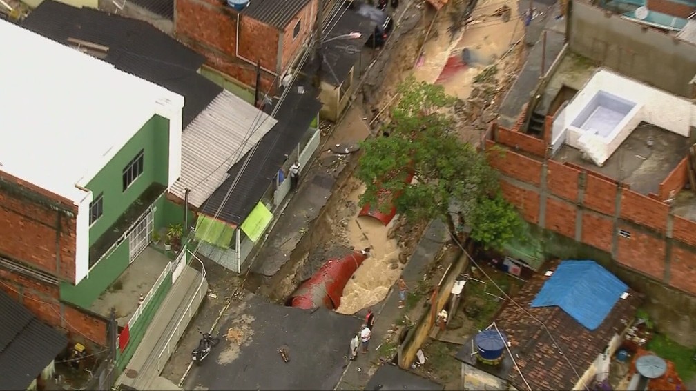 Tubulação cedeu em Mesquita — Foto: Reprodução/TV Globo