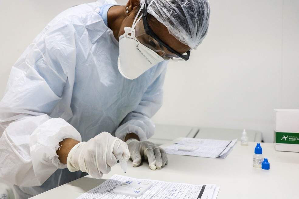 Profissional de saúde realizando teste para Covid-19 — Foto: Ikamahã/Sesau-PCR