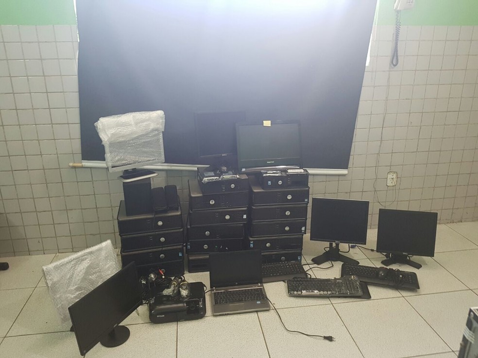 Máquinas eram retiradas de empresas de call center (Foto: Polícia Civil)
