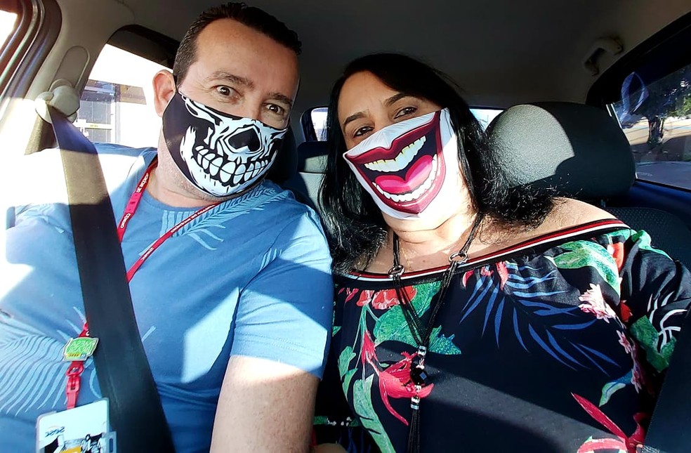 Eliane conta que ela e o marido fizeram sucesso com as máscaras inusitadas  — Foto: Eliane Lara/ Arquivo pessoal 