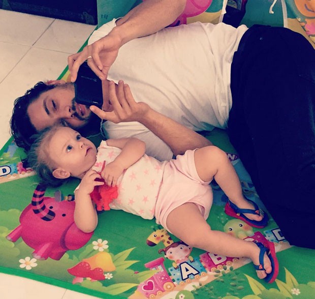 Oun... Rafael Cardoso posa com a sua pequena (Foto: Reprodução/Instagram)