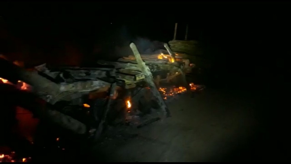 Carreta pegou fogo em posto de combustível na madrugada desta terça-feira (8) (Foto: Reprodução)