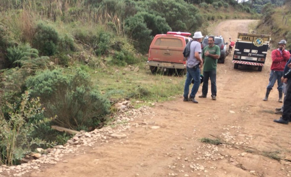 Equipes da PolÃ­cia e do Instituto MÃ©dico-Legal perto do local onde os corpos das trÃªs pessoas foram encontrados, nesta quarta-feira (28), em Palmas (Foto: PolÃ­cia Civil do ParanÃ¡/RPC)