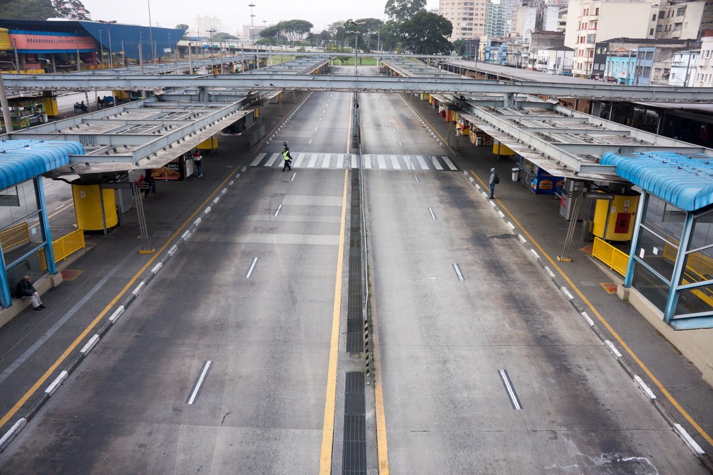 Vista do terminal Dom Pedro sem transporte coletivo na região central cidade de São Paulo (SP), na manhã desta terça-feira (14), devido a greve de motoristas e cobradores de ônibus da capital paulista.  — Foto: ROBERTO COSTA/CÓDIGO19/ESTADÃO CONTEÚDO