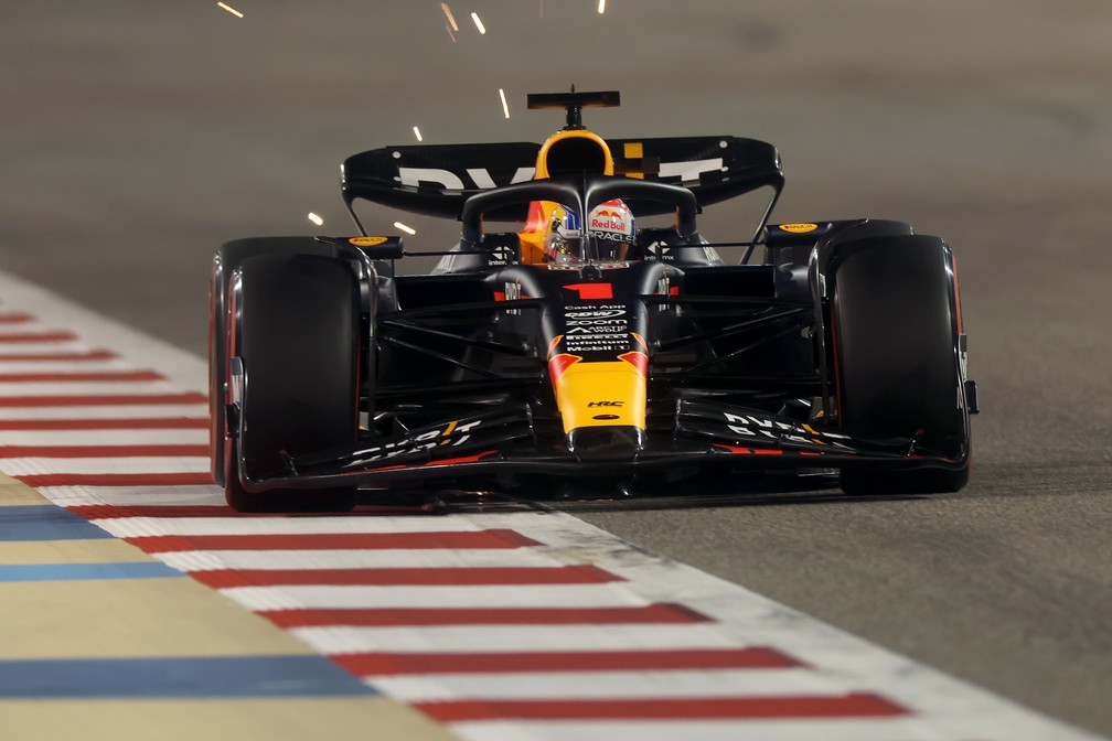 Max Verstappen acelera para marcar a pole position no GP do Bahrein de 2023 — Foto: Lars Baron/Getty Images