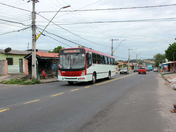 Suspeitos entraram em ônibus na Avenida Atroari (Foto: Jamile Alves/G1 AM)