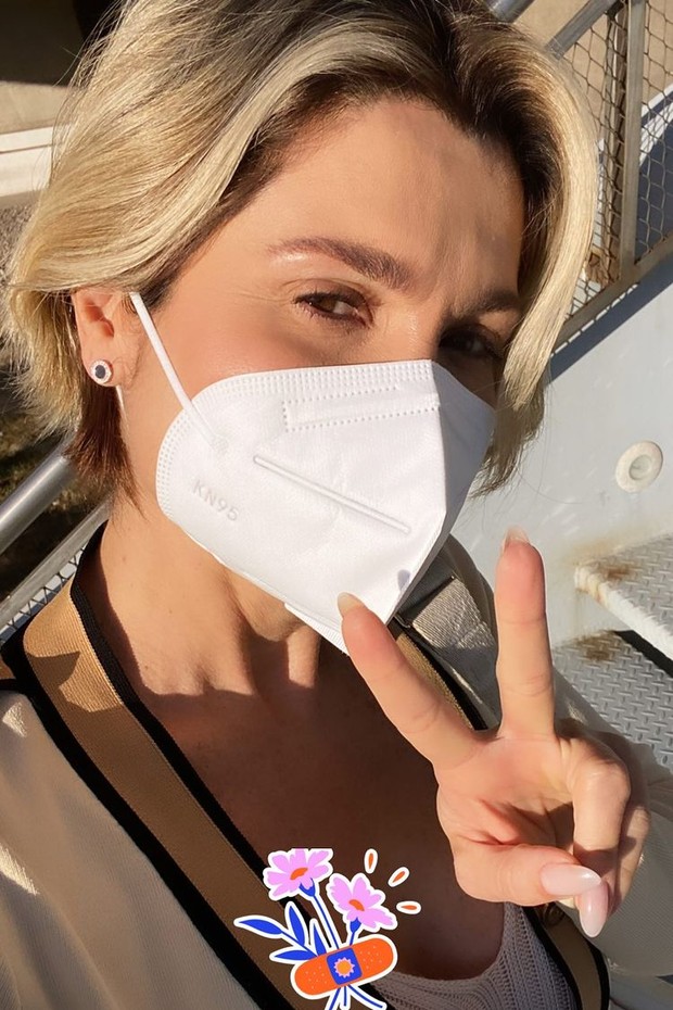 Flávia Alessandra celebra sua vez de ser vacinada contra a Covid-19 (Foto: Reprodução/Instagram)