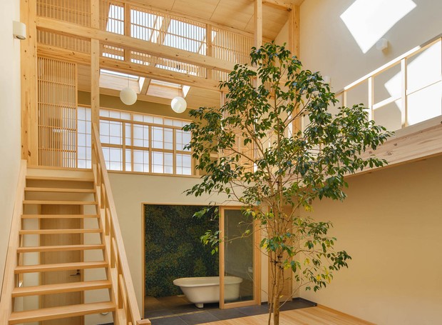 Projetada para uma família de cinco pessoas em um bairro tranquilo no norte da cidade de Kyoto, a casa tem um plano aberto que permite aos pais ficar de olho em seus filhos pequenos (Foto: Reprodução/designmilk)